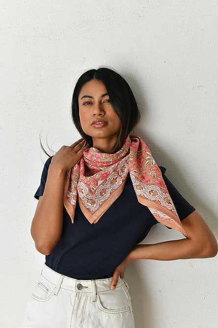 Grand foulard femme fleuri rose hélios
