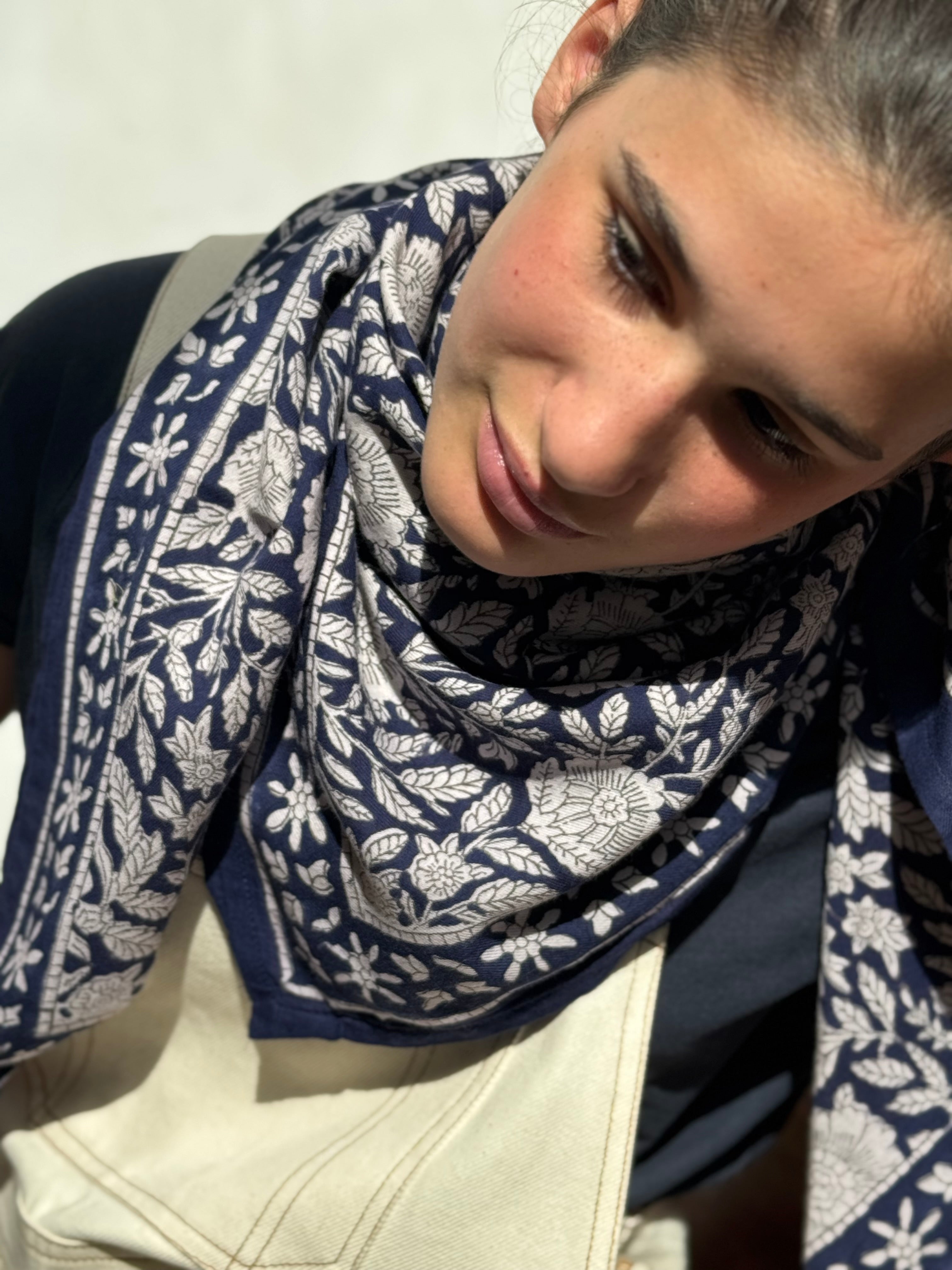 Foulard fleuri bleu et blanc Antioche