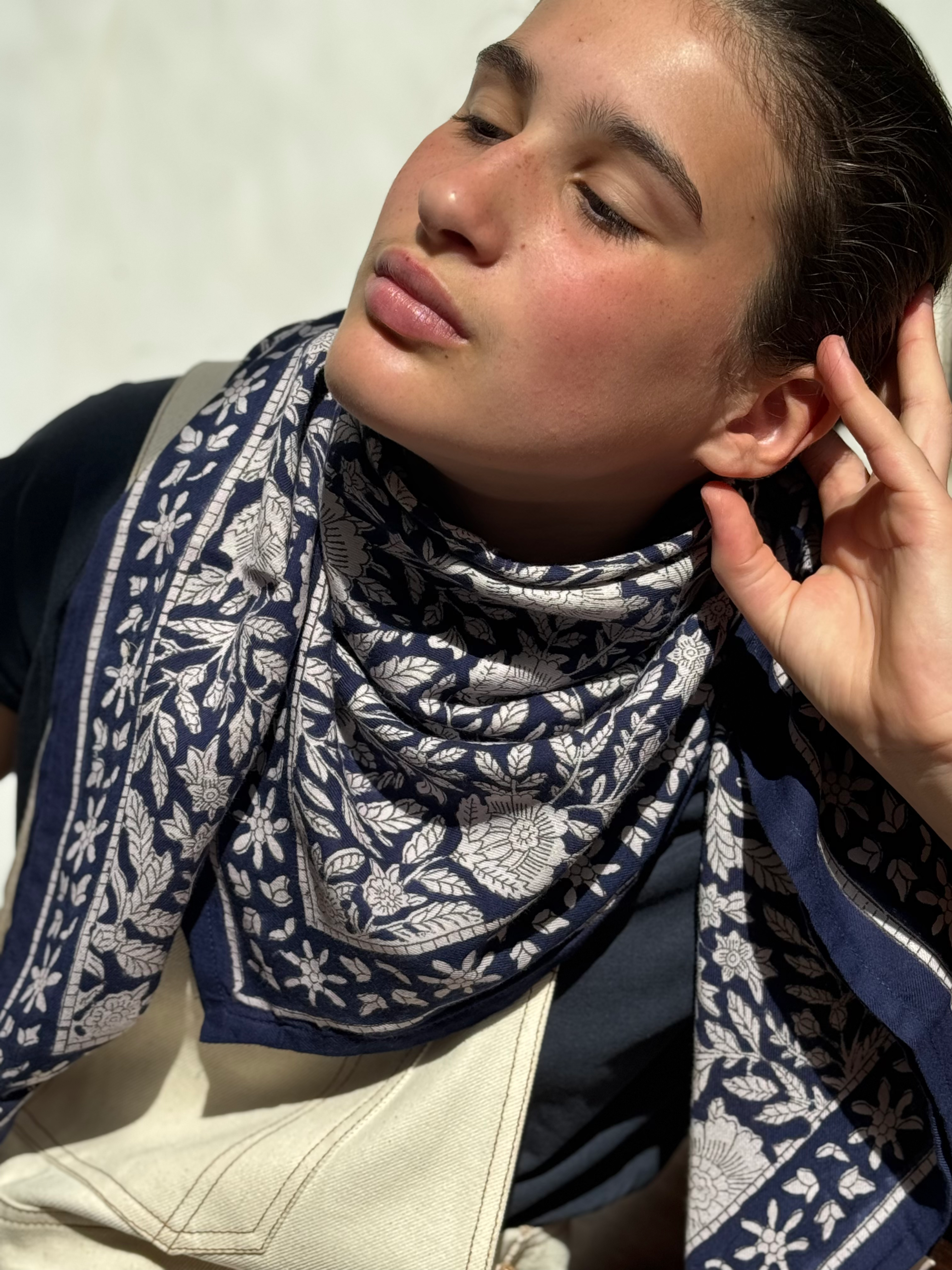 Grand foulard indien bleu fleuri Antioche