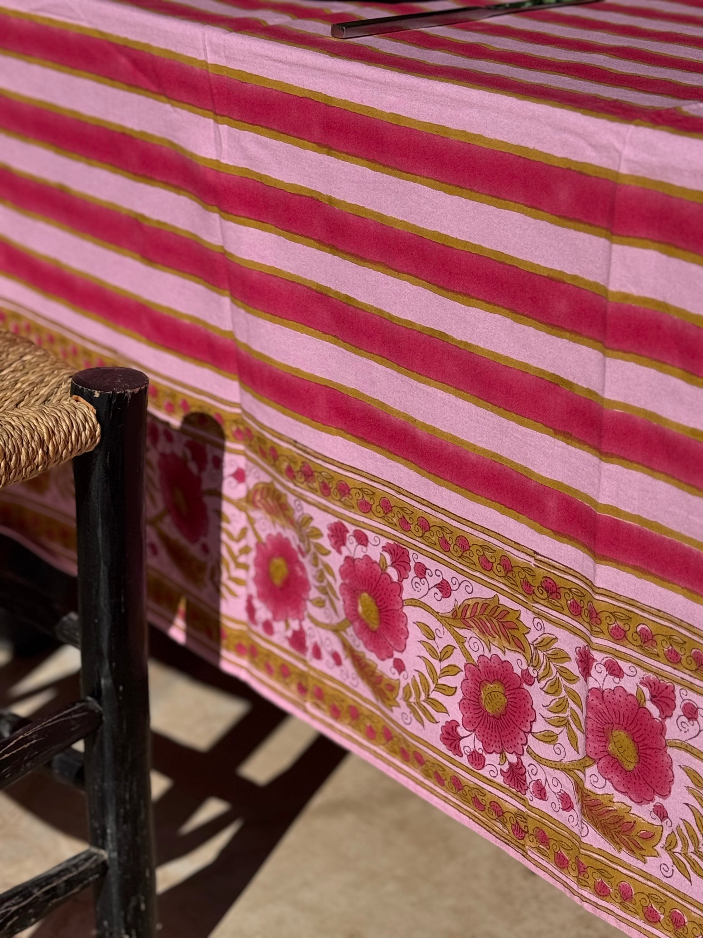 Nappe rayures et fleurs rose camélia byzantine