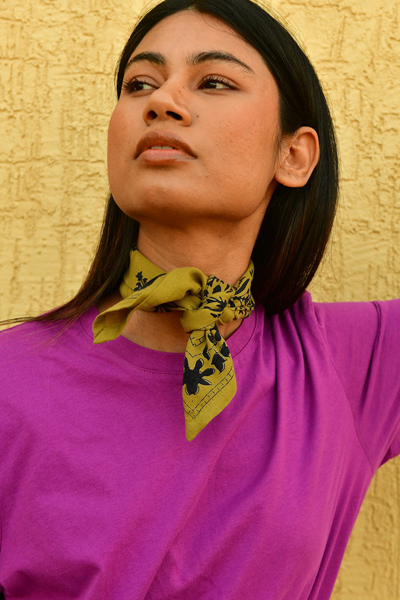 Petit foulard vert avec fleurs galatie
