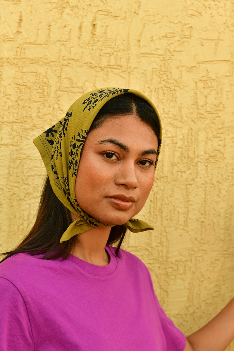 Petit foulard galatie vert porté en fichu