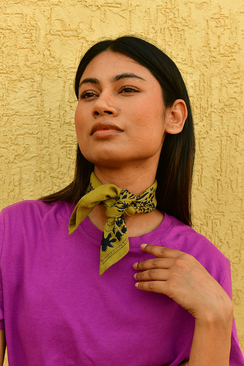 Petit foulard femme galatie vert noué autour du cou