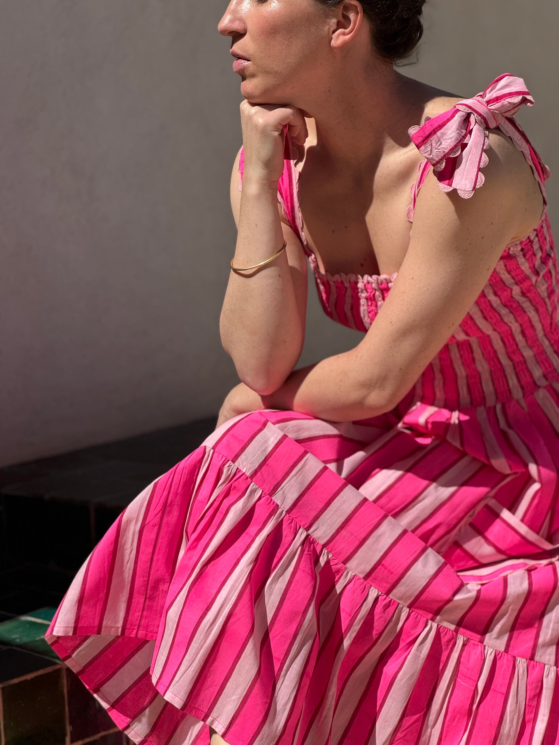 Robe Crayon Rose Fluo à Col V - Taille Unique (Élastique) - Ruchée - Neuve Avec Étiquettes