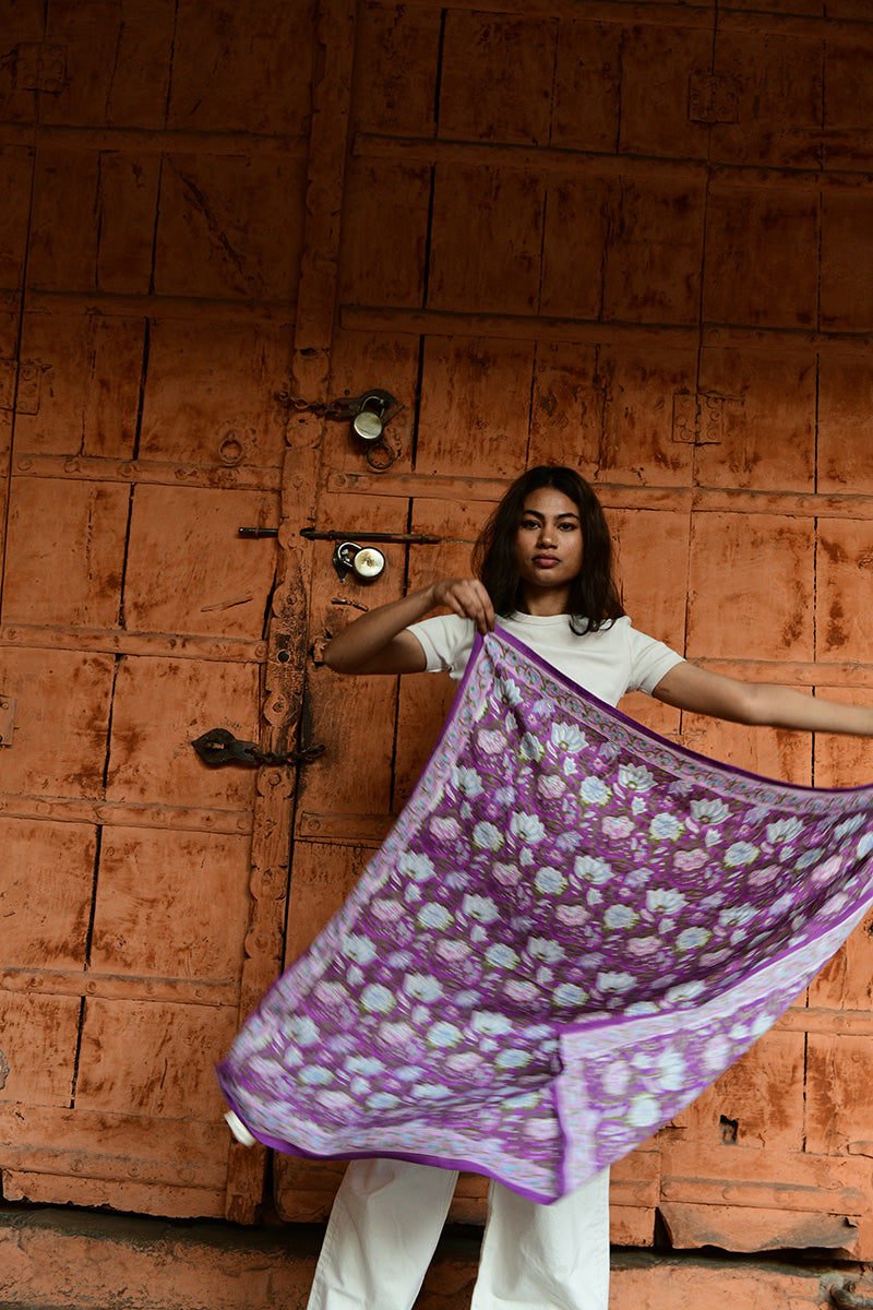 Foulard violet flottant vent