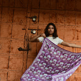 Foulard violet flottant vent