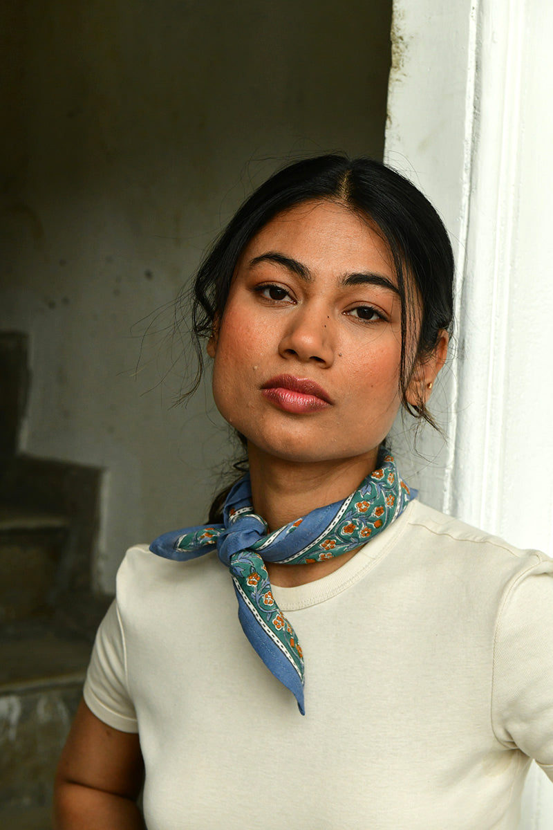 petit-foulard-blockprint-selene-bleu-horizon-byzantine-2_edited.jpg