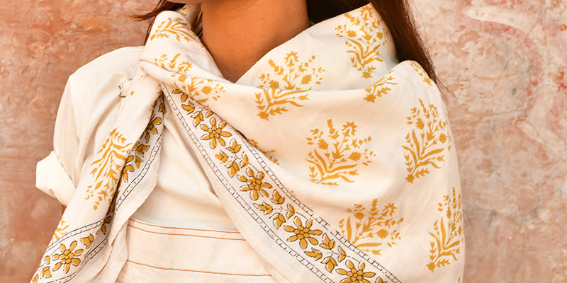 grand foulard galatie écru de byzantine porté autour du cou par une jeune femme