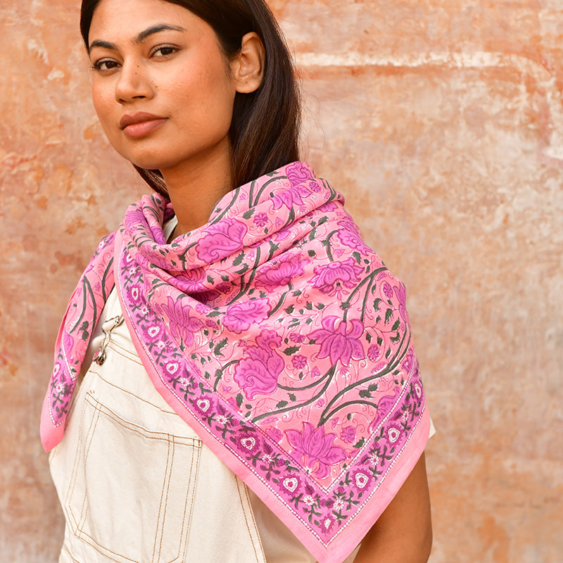 Foulard Nicée rose fleuri noué autour du coup d’une jeune femme indienne
