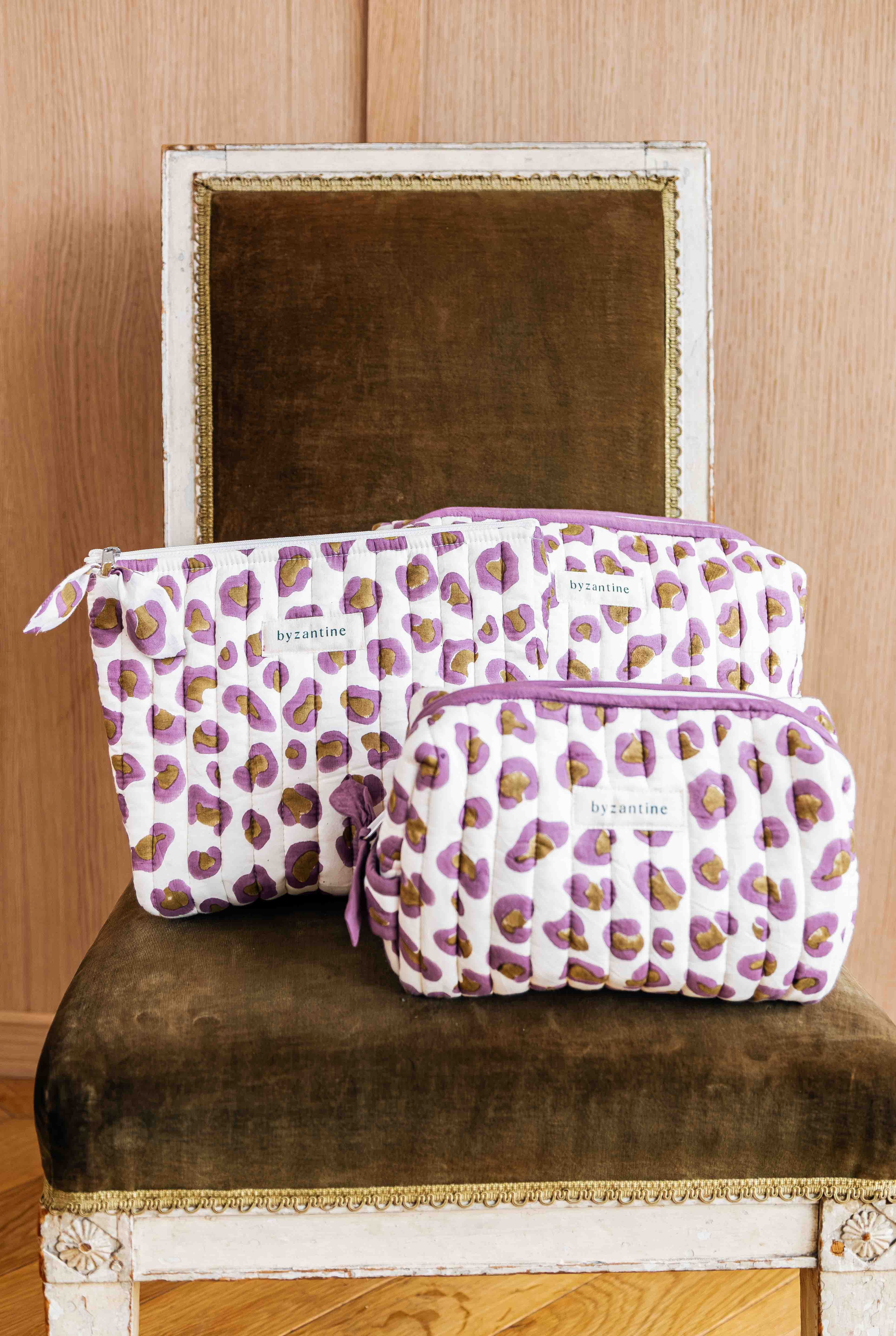 Petites et grandes trousses de toilette léopard écru et violet de byzantine