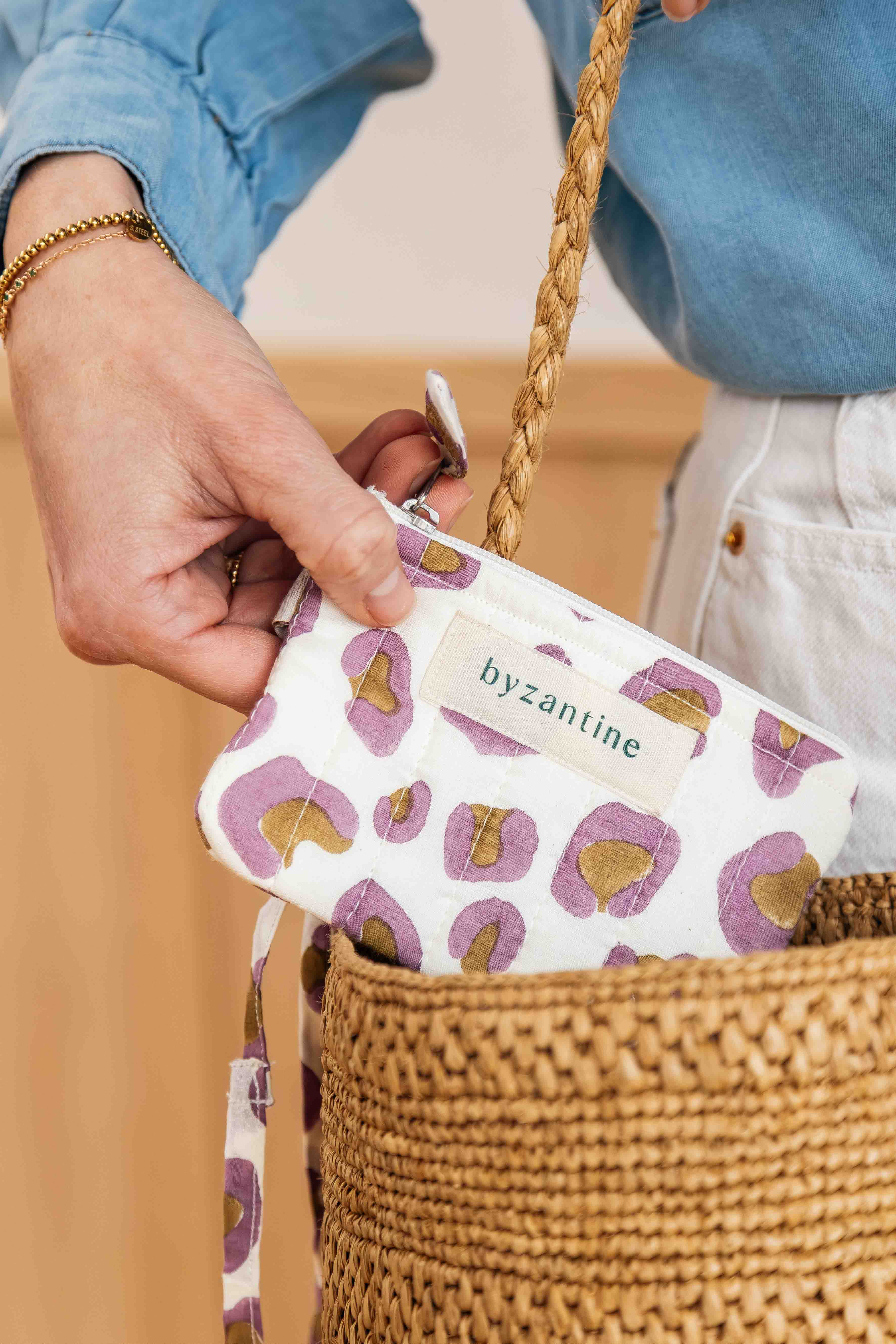 Porte carte léopard écru et mauve en coton matelassé