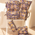 Collection de trousses N°113 Bleu de Byzantine, fleurs jaunes sur fond bleu, sur une chaise blanche