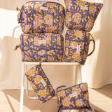 Collection de trousses N°113 Bleu de Byzantine, fleurs jaunes sur fond bleu, sur une chaise blanche