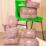 Collection de trousses Carthage Lilas de Byzantine, fleurs écrues sur fond lilas, chaise verte