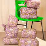 Collection de trousses Carthage Lilas de Byzantine, fleurs écrues sur fond lilas, chaise verte