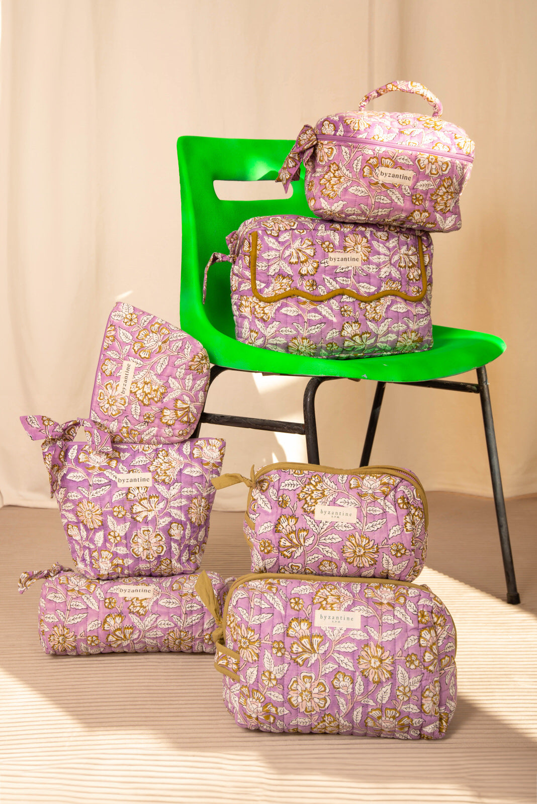Collection de trousses Carthage Lilas de Byzantine, fleurs écrues sur fond lilas, chaise verte