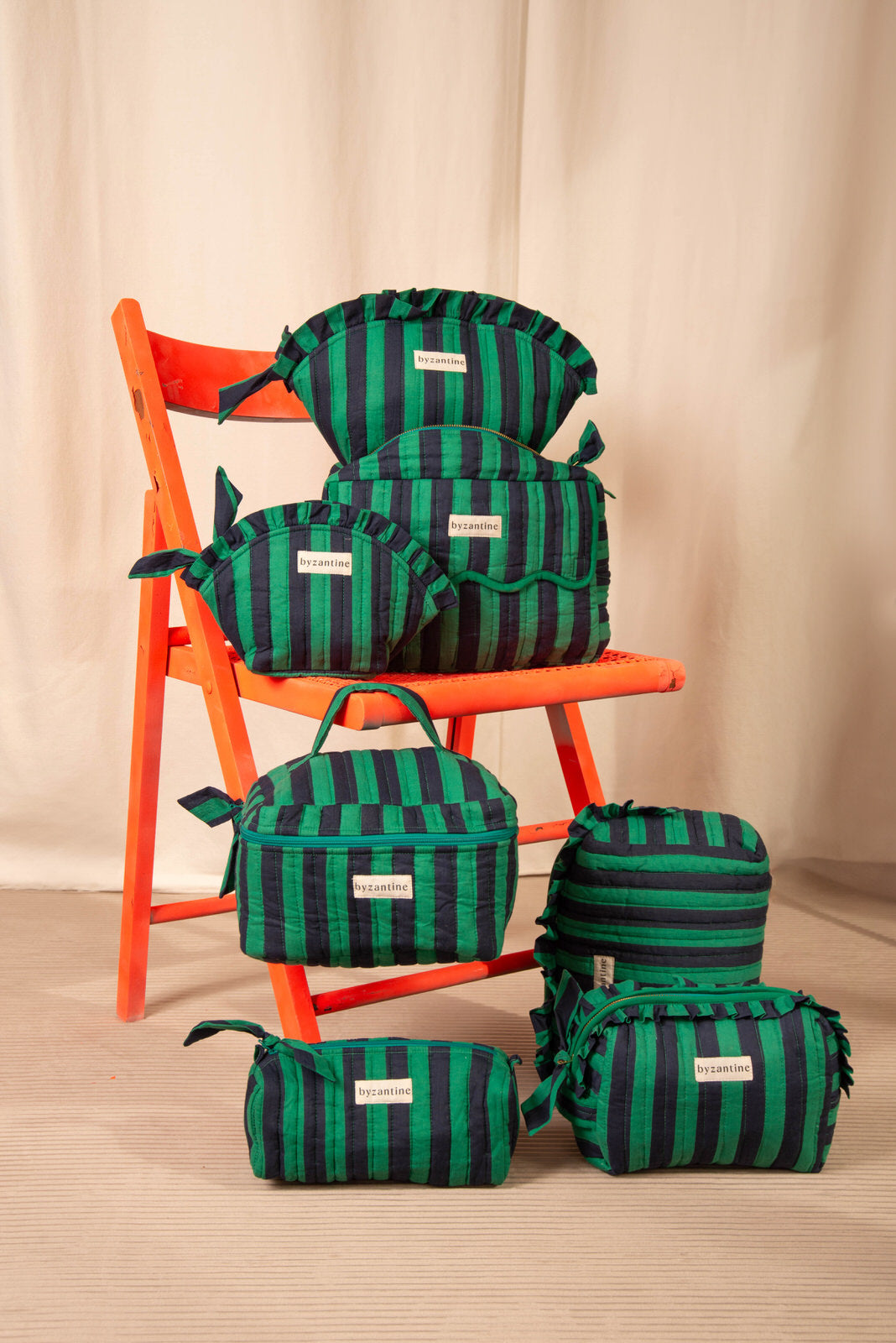 Collection de trousses Pacha Menthe de Byzantine, rayures vert et bleu nuit, chaise orange