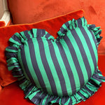 Coussin cœur Pacha Menthe de byzantine, rayures vert menthe et bleu nuit, posé sur un canapé rouge