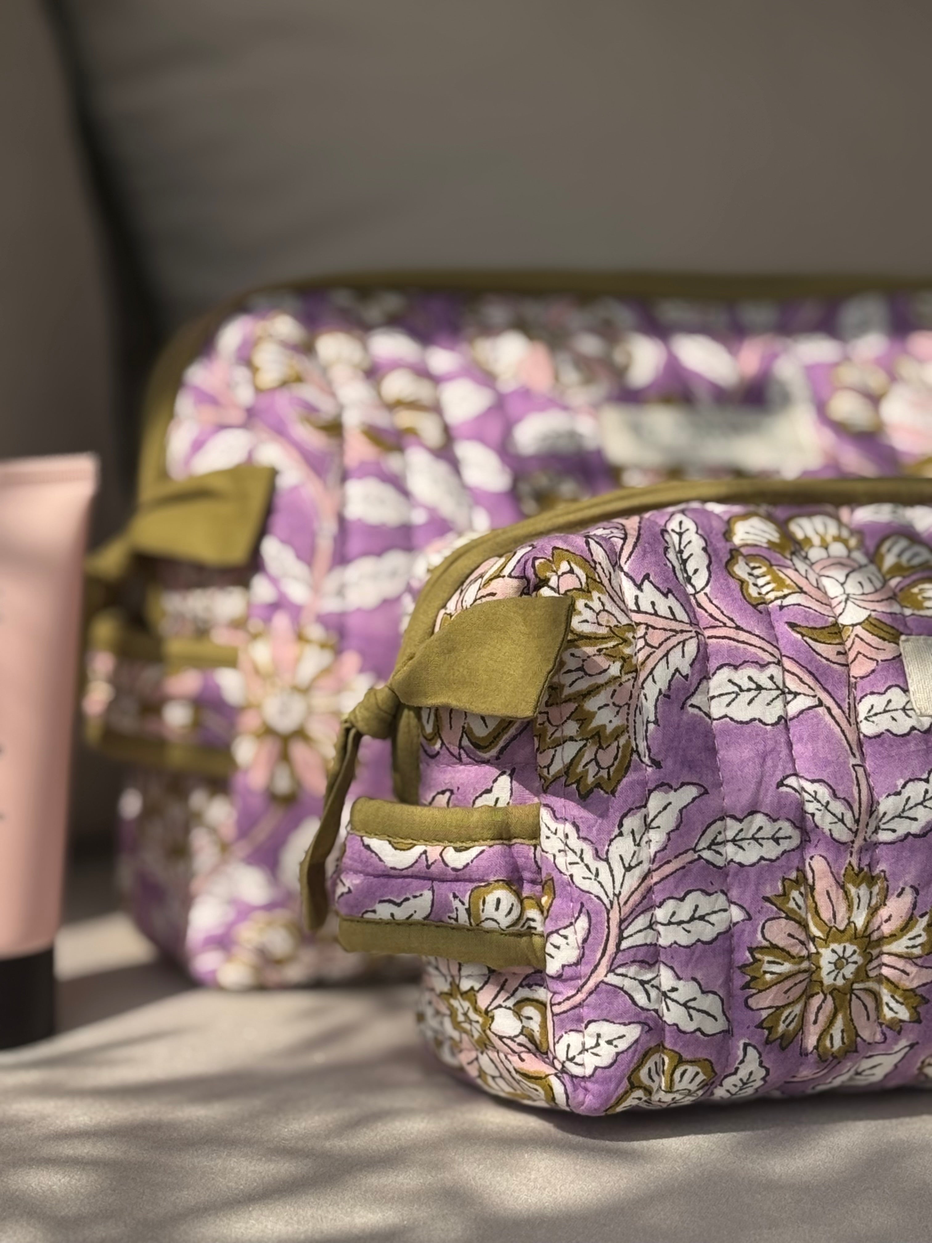 Gros plan sur la trousse de toilette Carthage Lilas, matelassage et poignée olive