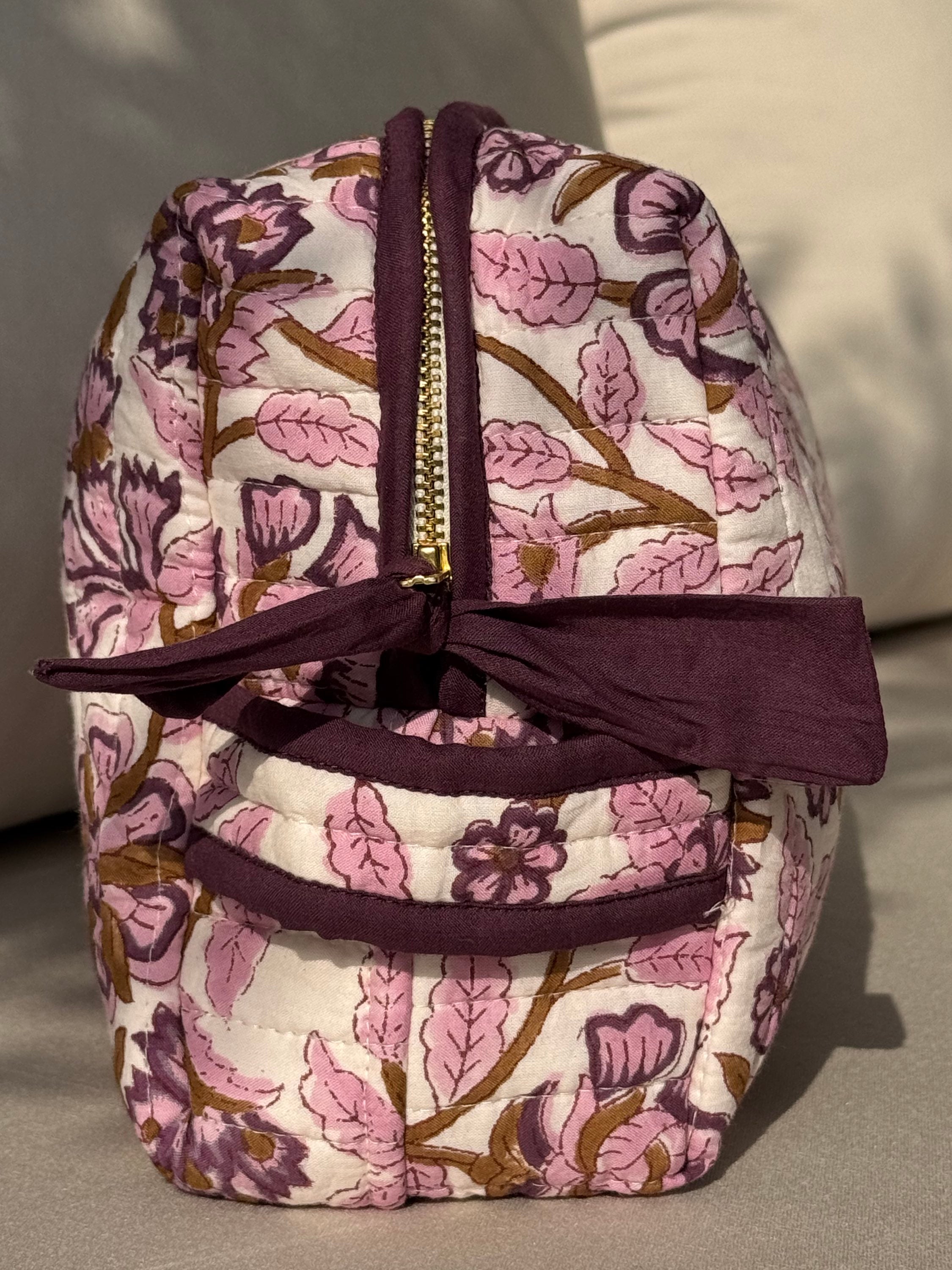 Trousse de toilette Carthage Prune vue de côté, fermeture éclair et nœud prune