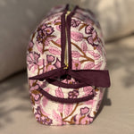 Grande trousse de toilette Carthage Prune vue de profil, matelassée à fleurs prune