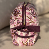 Grande trousse de toilette Carthage Prune vue de profil, matelassée à fleurs prune