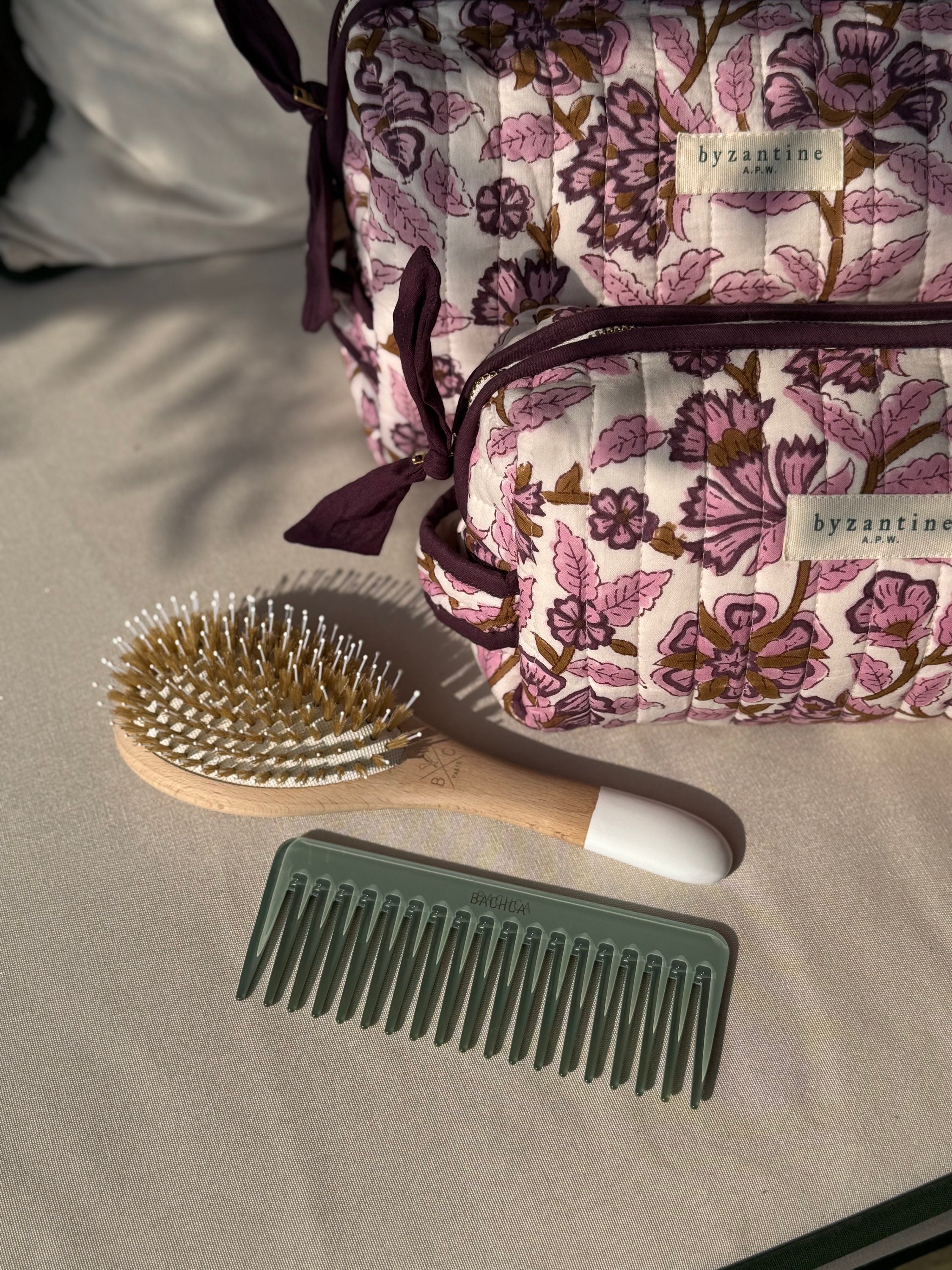 Trousses de toilette Carthage Prune de byzantine avec une brosse et un peigne