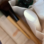 Intérieur doublé blanc d'une trousse de toilette byzantine, avec pinceaux et flacons