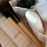 Intérieur doublé blanc d'une trousse de toilette byzantine, avec pinceaux et flacons