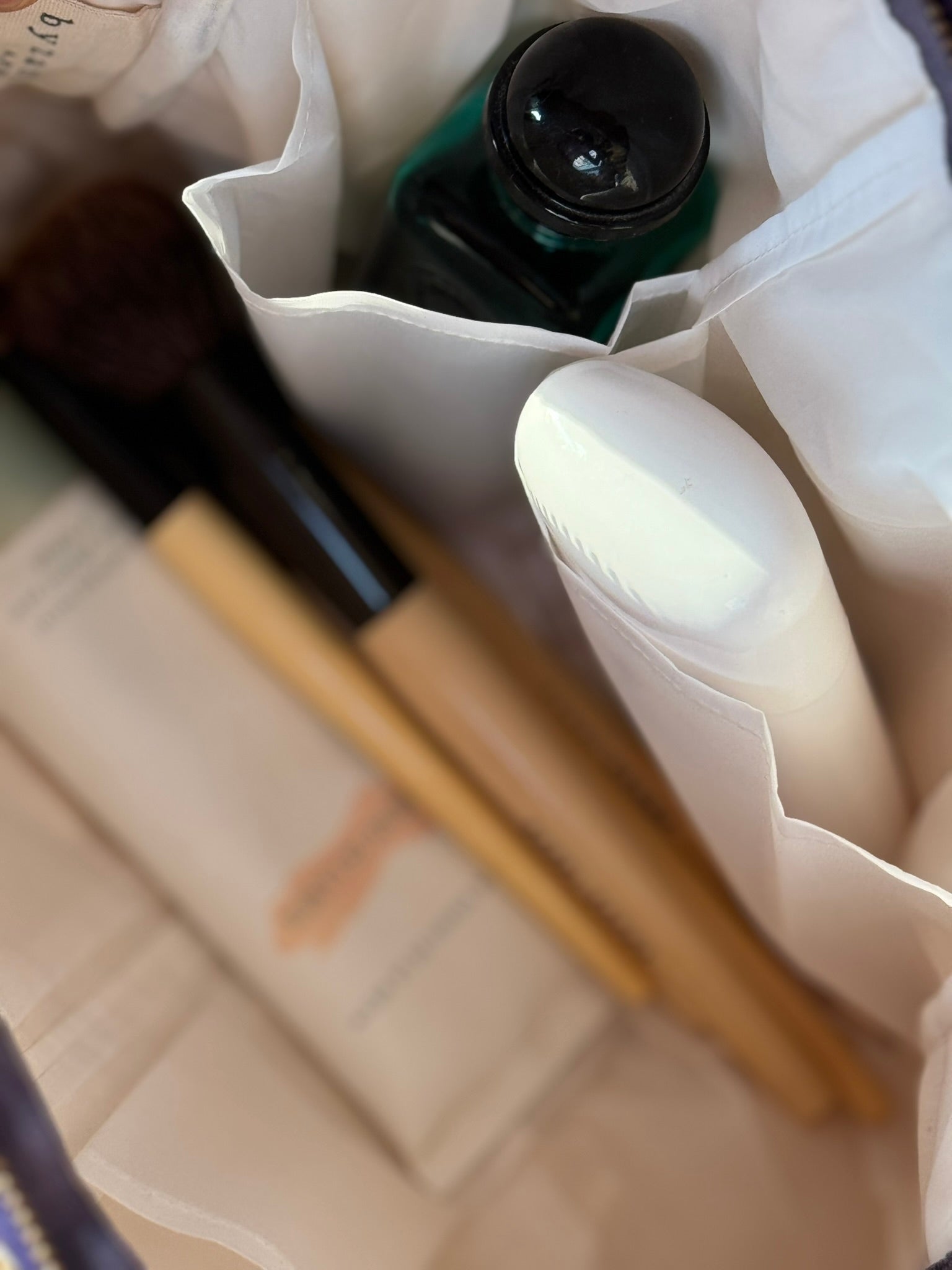 Intérieur doublé blanc d'une trousse de toilette byzantine, avec pinceaux et flacons