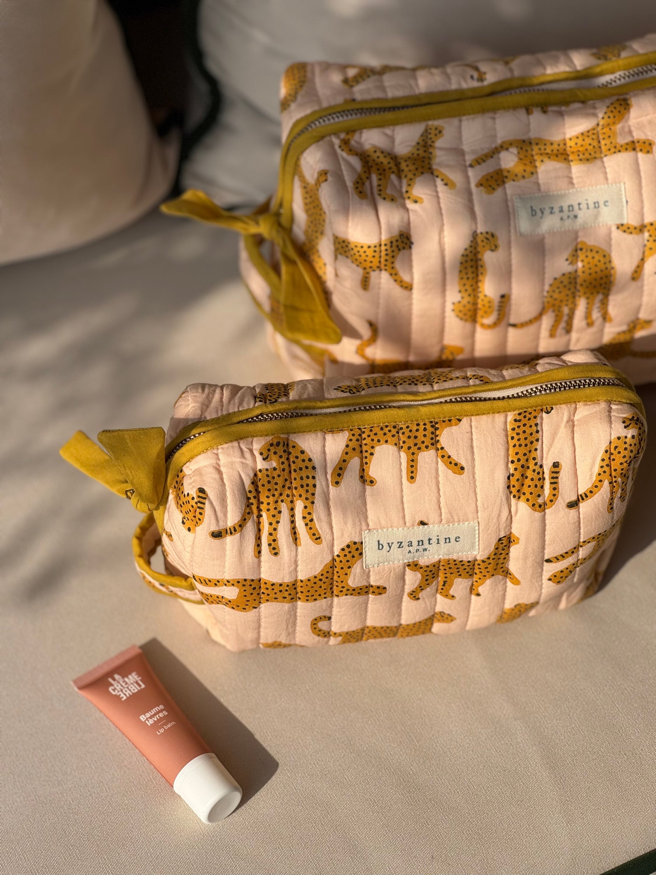 Grande et petite trousses de toilette Fauve Rose avec un tube de crème