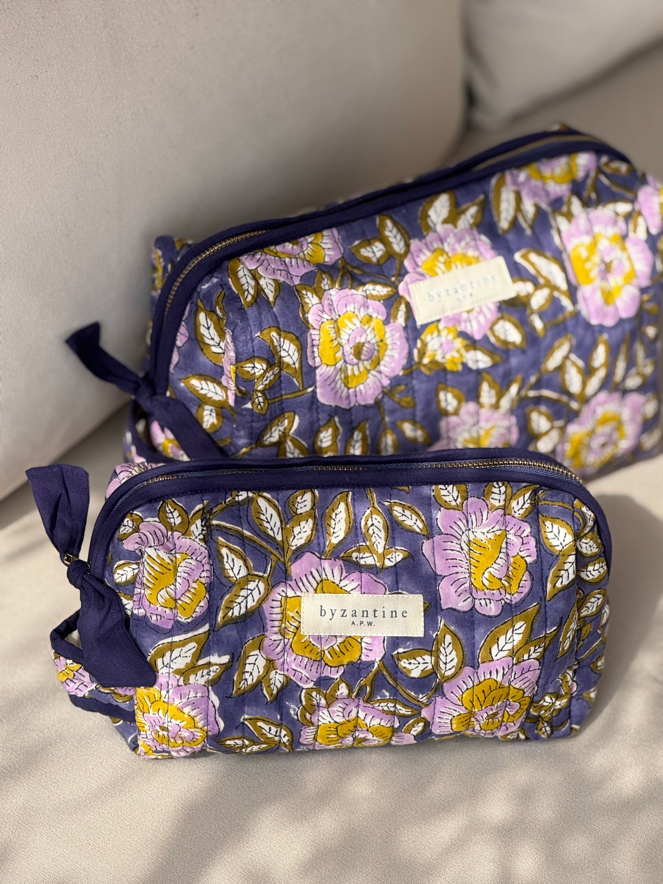 Duo de trousses de toilette N°113 Bleu de byzantine, fleurs lilas et jaunes sur fond bleu