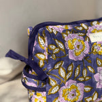 Gros plan sur la trousse de toilette N°113 Bleu, imprimé fleuri lilas et jaune