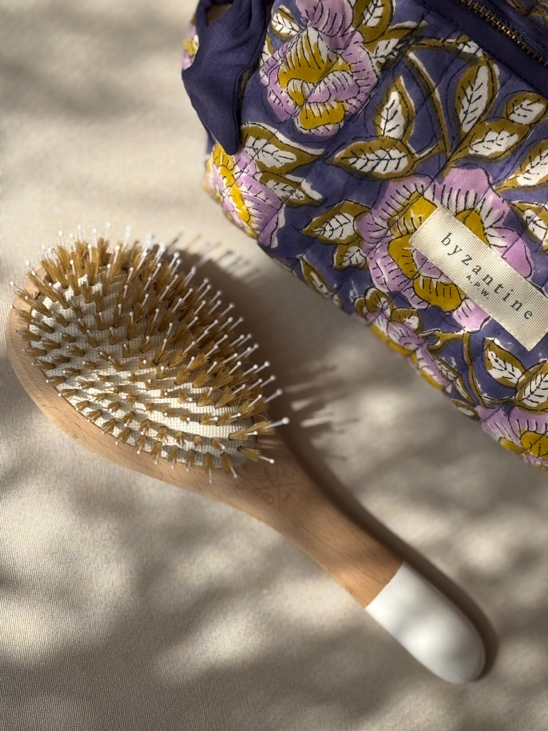 Trousse de toilette N°113 Bleu de byzantine avec une brosse à cheveux