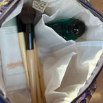Intérieur doublé blanc de la trousse de toilette N°113 Bleu, avec pinceaux et flacon