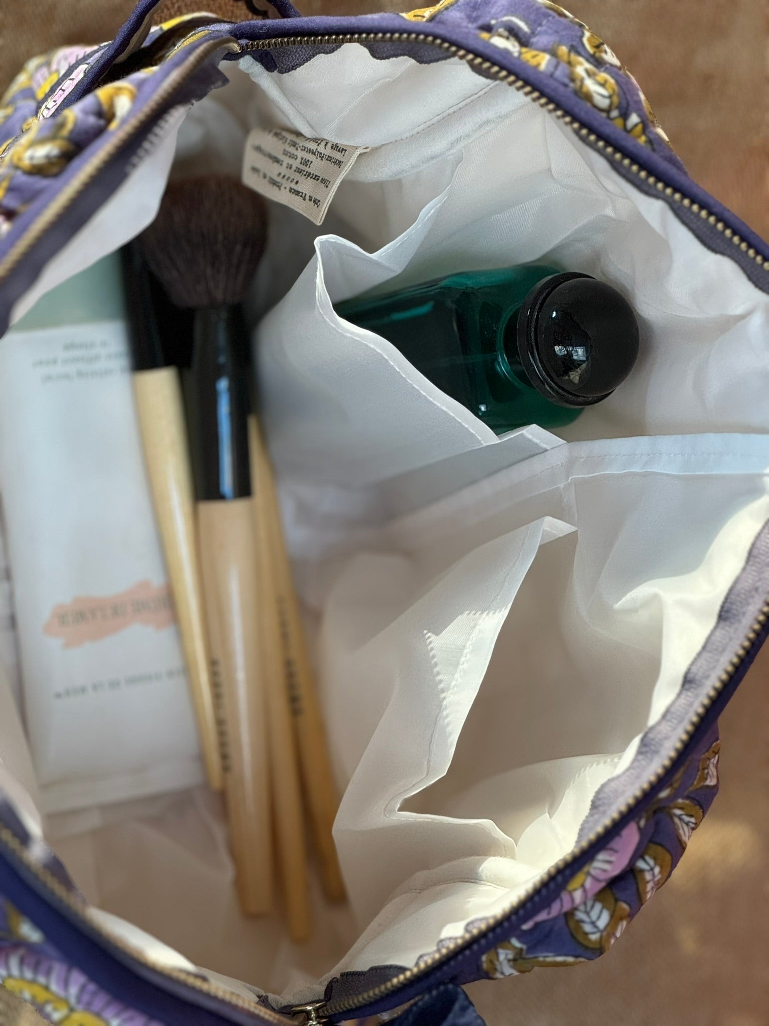 Intérieur doublé blanc de la trousse de toilette N°113 Bleu, avec pinceaux et flacon