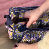 Main sortant un pinceau de la trousse de toilette N°113 Bleu