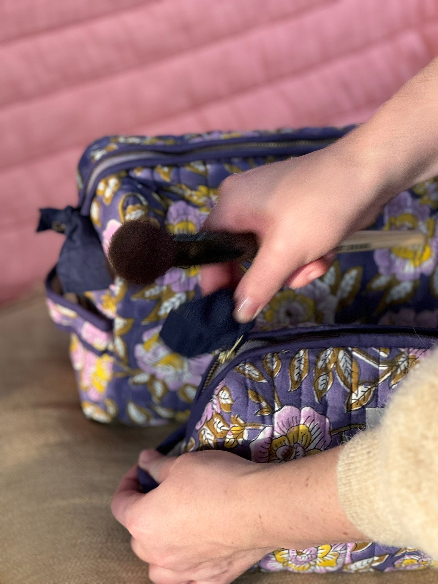 Main sortant un pinceau de la trousse de toilette N°113 Bleu