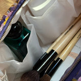 Gros plan sur l'intérieur de la trousse de toilette N°113 Bleu, avec pinceaux et flacons
