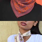 Duo de petits foulards byzantine : Galatie Flame et Anastase Latte, noués autour du cou
