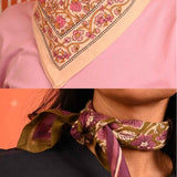 Duo de petits foulards byzantine : Tulipa Rose et Hélios Kaki, noués autour du cou
