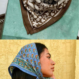 Duo de petits foulards byzantine : Antioche Kaki noué sur une statue et Séléné Bleu horizon en fichu