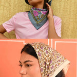 Duo de petits foulards byzantine : Ani Bleu horizon noué au cou et Tulipa Bleu porté en fichu