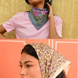 Duo de petits foulards byzantine : Ani Bleu horizon noué au cou et Tulipa Bleu porté en fichu