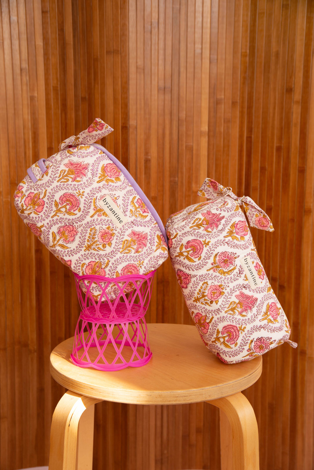 Duo de trousses beauté Éphèse Rose sur un tabouret, imprimé fleuri rose et orangé