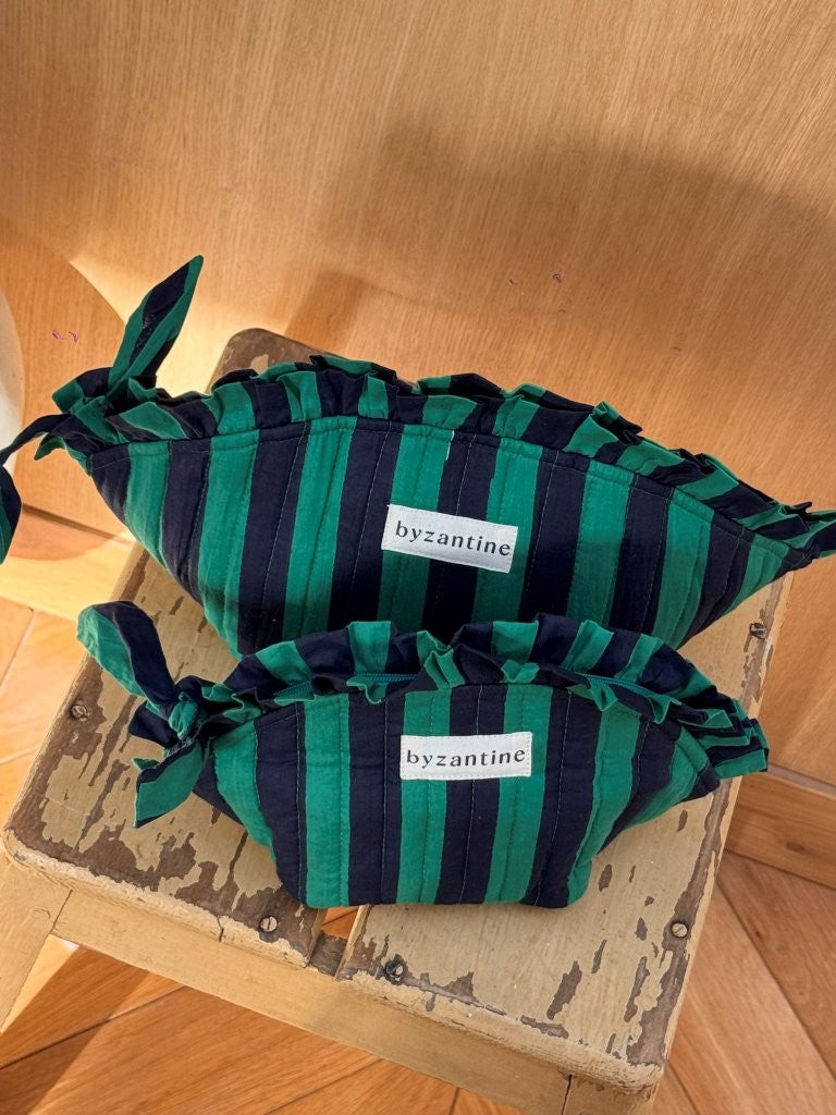 Grande et petite trousses froufrou Pacha Menthe empilées sur un tabouret