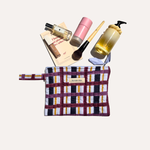 Pochette plate Checks N°1 avec des produits de beauté