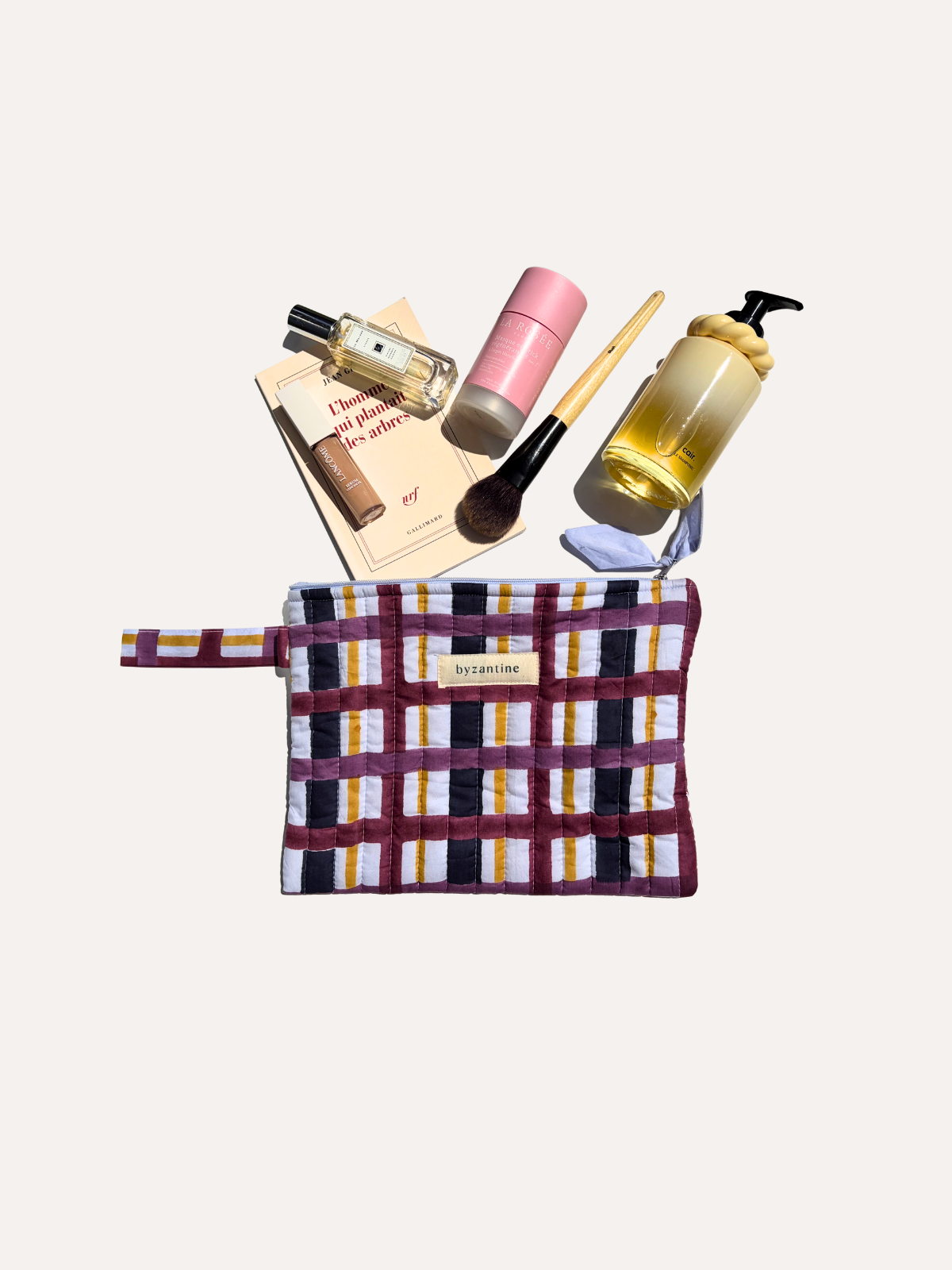 Pochette plate Checks N°1 avec des produits de beauté