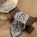 Foulard 60x60 Léopard Écru et Kaki de byzantine drapé près d'un buste