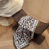 Foulard 60x60 Léopard Écru et Kaki de byzantine drapé près d'un buste